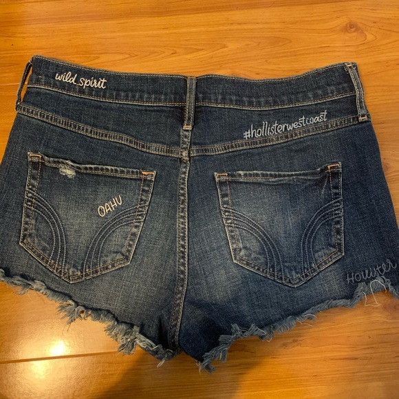 Holister shorts with beach words stitched on - Picture 2 of 3